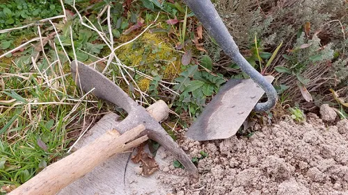 Haute-Vienne : une partie de jardinage se termine à coups de binette