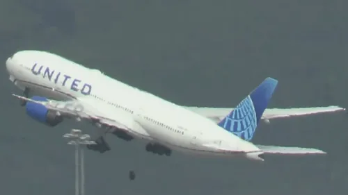 Le pneu de l'avion s'envole pendant le décollage et atterrit sur le...