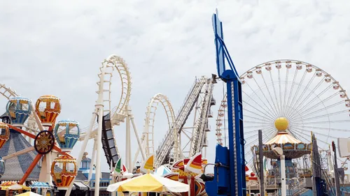 Ils restent coincés la tête à l'envers dans un manège à 30 mètres...