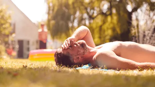 Surpris nu dans son jardin par des adolescents, il les menace avec...