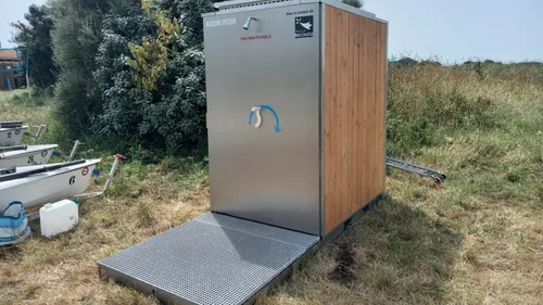 Une entreprise bretonne invente la douche de plage écolo