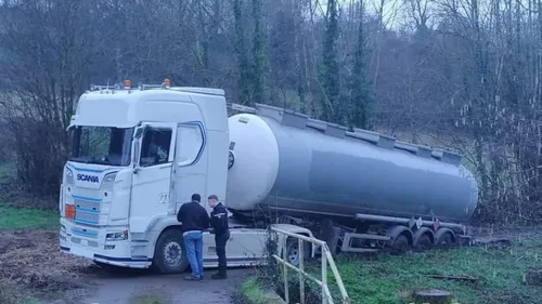 Deux-Sèvres : un camion-citerne s’embourbe sur une petite route de...