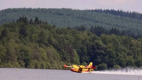 Des avions Canadairs en reconnaissance sur le lac de Vassivière