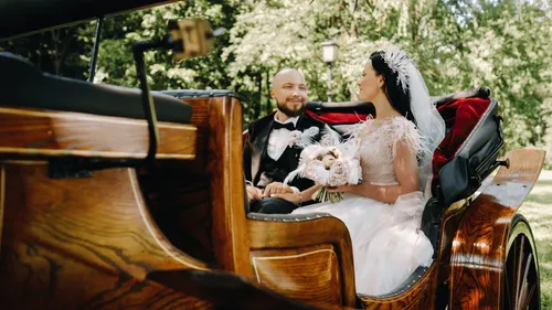 Mayenne : elle demande un carrosse au prince Albert II et au roi...