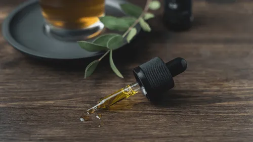 CBD : le gouvernement interdit la vente de fleurs ou de feuilles...