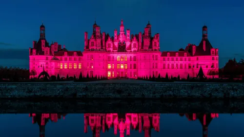 Le Château de Chambord devient rose !