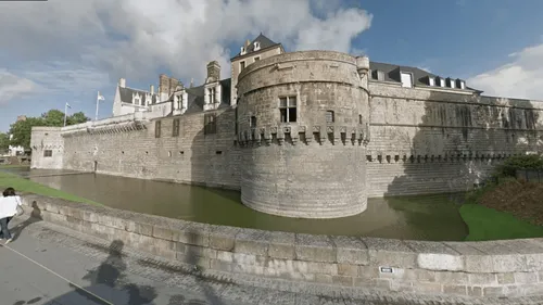 Nantes : une femme meurt après une chute depuis les remparts du...