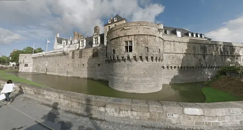 Nantes : une femme meurt après une chute depuis les remparts du...