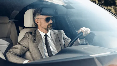 Fini le chauffeur et la voiture de fonction à vie pour les anciens...