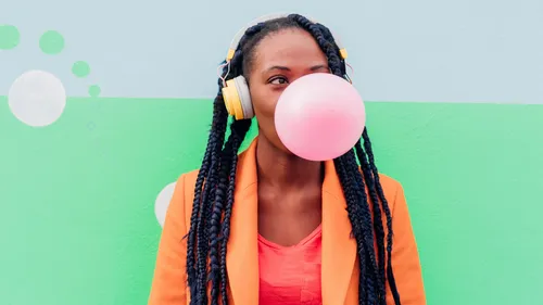 En mâchant des chewing-gums, on relâche des microplastiques dans la...
