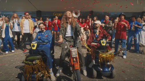 Julien Doré surpris dans son propre clip avec Bigflo et Oli