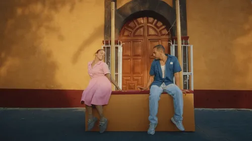 Pour son nouveau clip, Indochine entre dans l'univers de La La land !