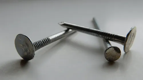 Pakistan : un guérisseur lui plante un clou dans le crâne pour...