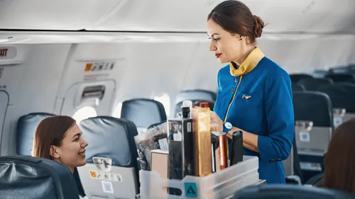 Pas le droit aux cheveux gris, à la calvitie et au chignon dans...