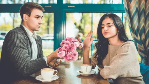 Elle refuse de se mettre en couple avec lui, il l’attaque en justice