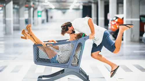 Il demande sa femme en mariage au rayon lingerie d’un supermarché...