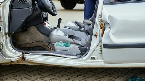 Indre-et-Loire : un conducteur encastre sa voiture dans une maison 