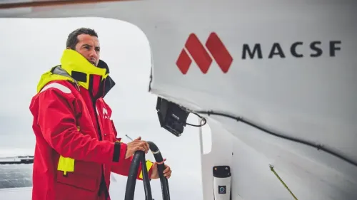 Voile : le skipper Guirec Soudée pulvérise le record du tour du...