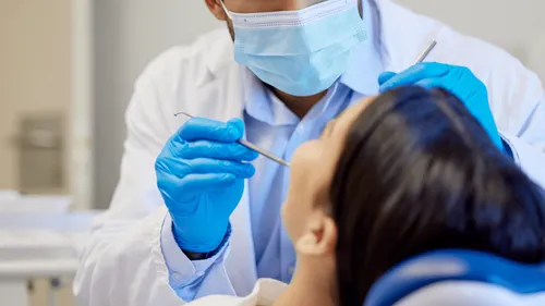 Ses soins non remboursés, le dentiste de Tours n’était pas déclaré