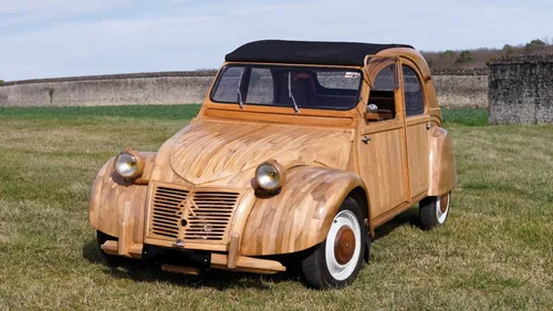 Tours : la vente aux enchères d'une 2CV en bois bat un record !