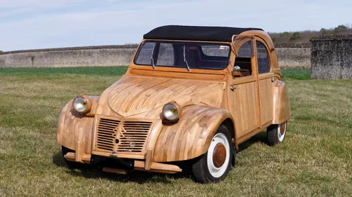 Tours : la vente aux enchères d'une 2CV en bois bat un record !