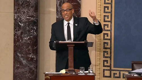 Son discours contre la politique de Trump dure 25 heures... un record