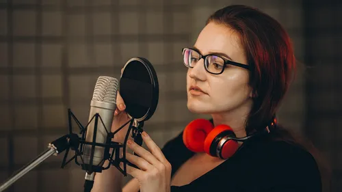 Intelligence artificielle : les comédiens de doublage montent au...