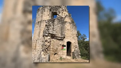 Des drapeaux palestiniens peints sur la forteresse de Crozant