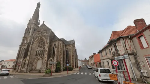 Le sommet du clocher de l'église menace de s'effondrer, des...