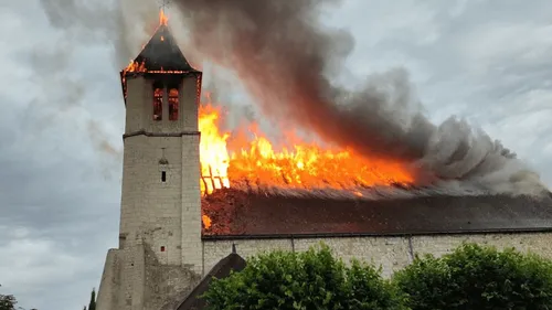 Une église, en feu ce matin en Indre-et-Loire à Descartes