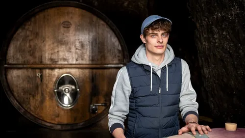 Indre-et-Loire : le TikTokeur le.vigneron sort son premier livre...