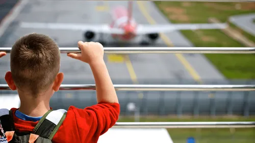 L'enfant est placé dans le mauvais vol, il arrive à des centaines...
