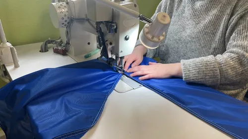 Tours. Le fabricant de drapeaux fournit des pavillons ukrainiens à...