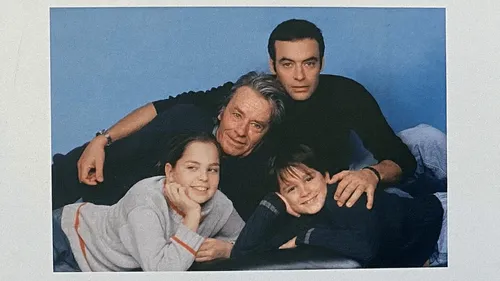 Les enfants d'Alain Delon portent plainte contre sa dame de...