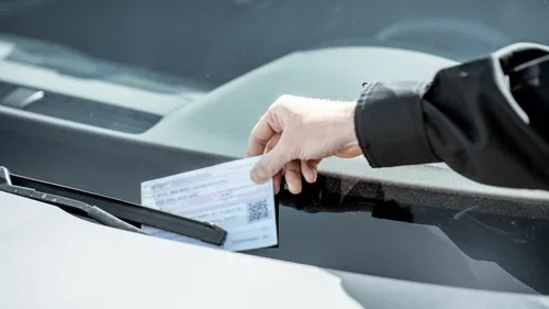 Alerte aux faux PV déposés sur les pare-brise à Angers