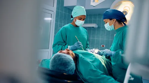 Il éternue si fort qu'il expulse ses intestins de son corps