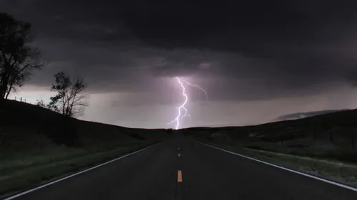 Finistère : la foudre s’abat sur sa voiture, le conducteur en sort...