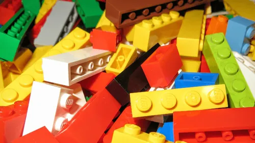 Sarthe : ils ont construit la plus grande fresque de Lego de France