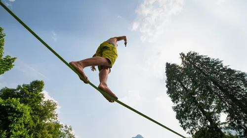 Niort : une funambule au-dessus de la Sèvre