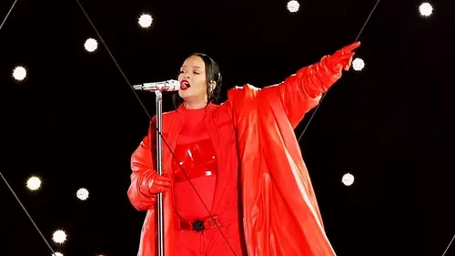 Rihanna portait des gants "made in Limousin" au Super Bowl