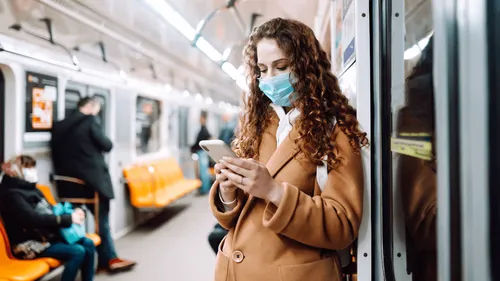 Covid-19 : Elisabeth Borne recommande de remettre le masque