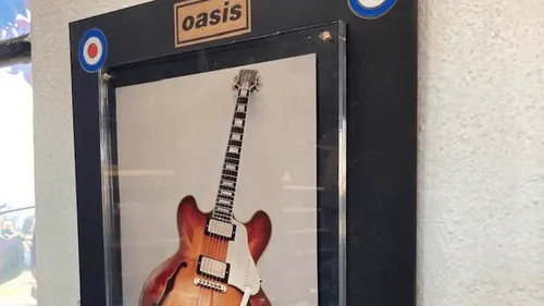 Oasis : la guitare de la "rupture" vendue pour 385 000 euros