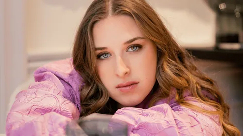 Helena en interview sur Alouette pour parler de son premier album :...