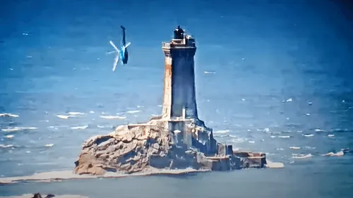 Les images impressionnantes du crash, évité, d’un hélicoptère dans...