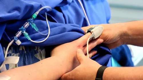 La mort d'une adolescente de 11 ans lors d'une opération du dos au...