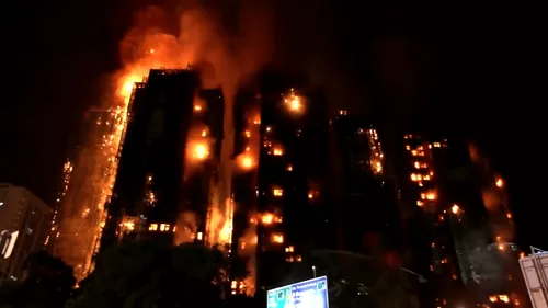Spectaculaire incendie de plusieurs gratte-ciel à Hong Kong : un...