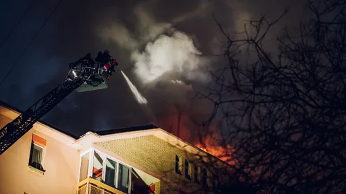 Loire-Atlantique : une femme de 17 ans accouche au milieu d'un...