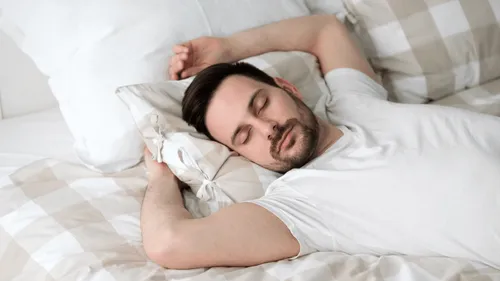 Ils retrouvent un inconnu dormant dans leur lit