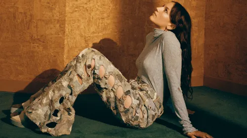 Jain nous emmène dans son univers avec sa nouvelle chanson "The Fool"