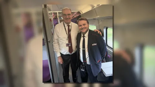 Le TGV vers Saint-Malo a du retard, Jean Castex distribue des repas...